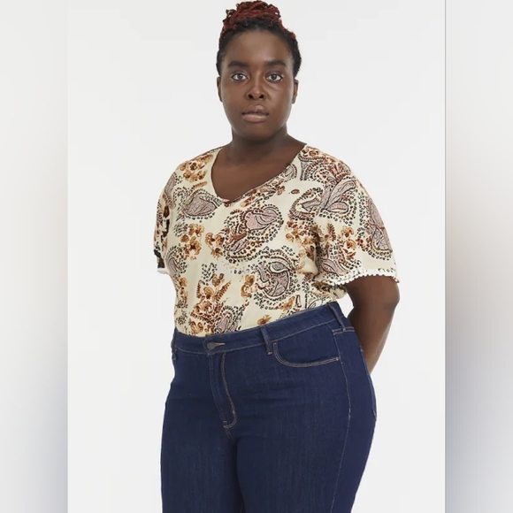 NEW Bloomchic Paisley V Neck Pompom Trim  Flutter Sleeve Top 2x - Picture 3 of 7